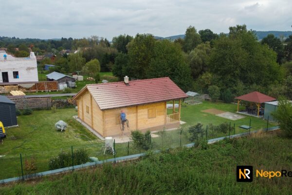 Mobilní pískování roubenky a renovace dřevěné fasády - odstranění starých nátěrů tryskáním