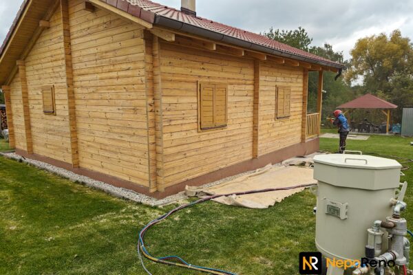 Mobilní pískování roubenky a renovace dřevěné fasády - odstranění starých nátěrů tryskáním2
